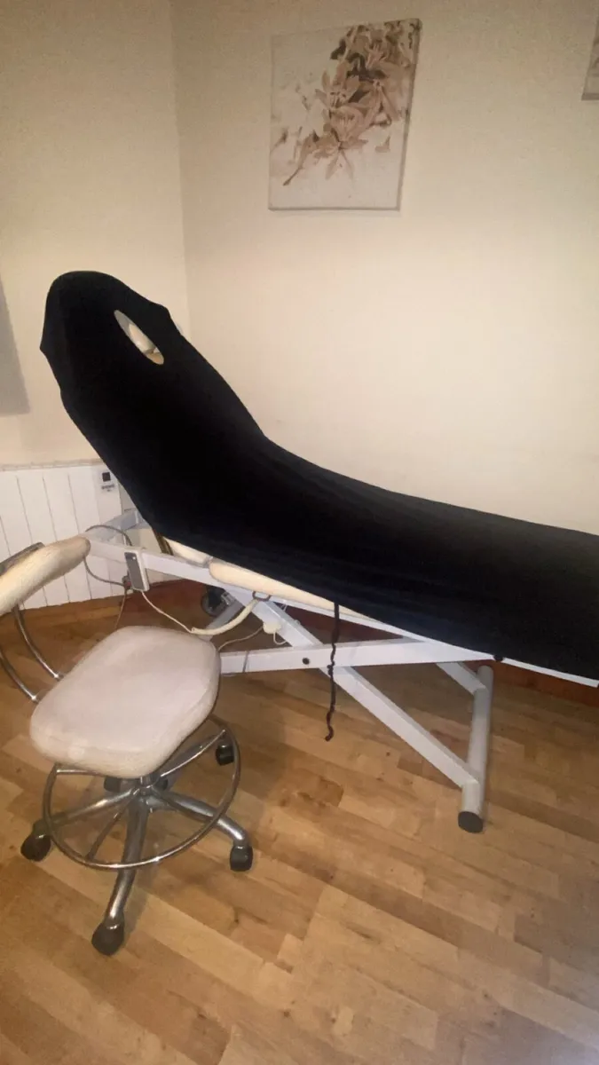 Salon bed - Image 1