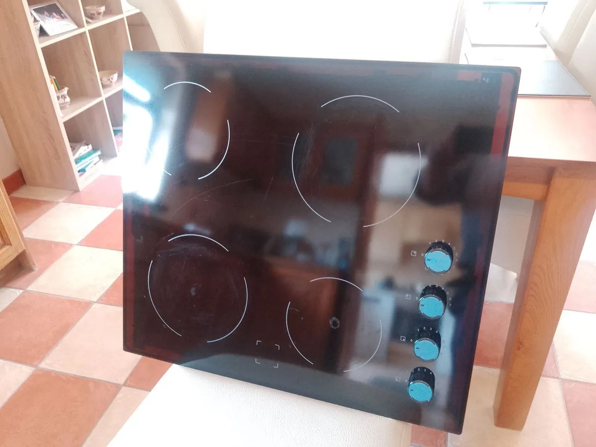 10 MONTH OLD ELECTRIC HOB, electrolux - Image 2
