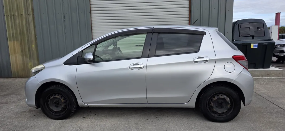 12 TOYOTA VITZ AUTO - Image 4