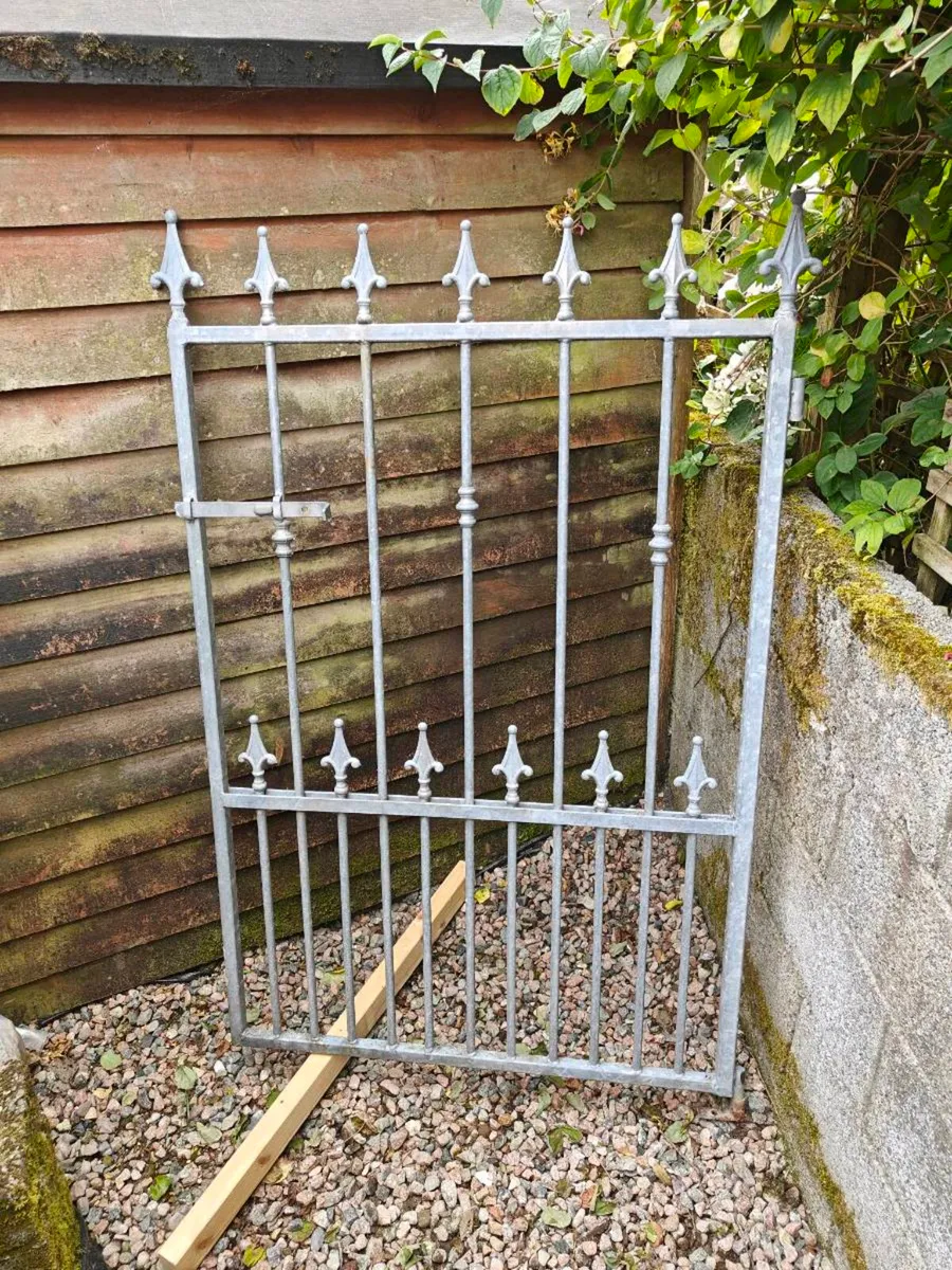 Side Gate - Image 1