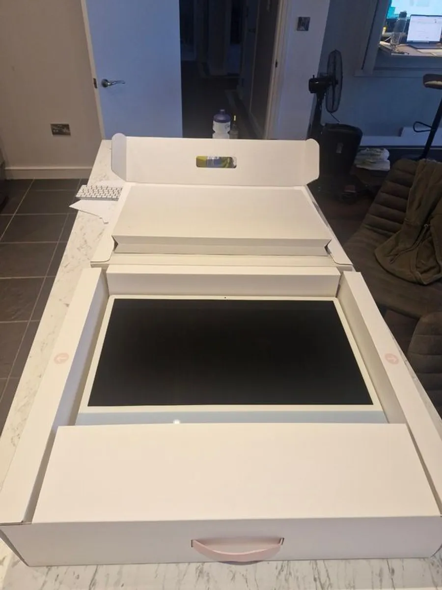 iMAC 24" - 99% New (unboxed, but unused) - Image 3