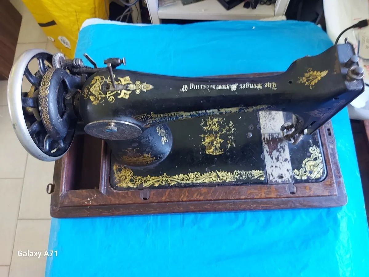 Singer Sewing Machine - Image 3