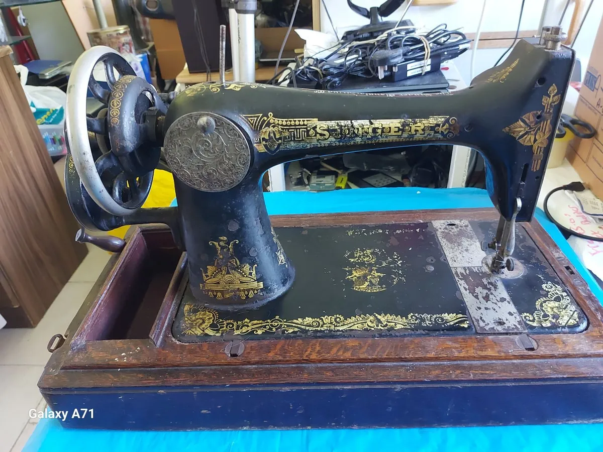 Singer Sewing Machine - Image 2