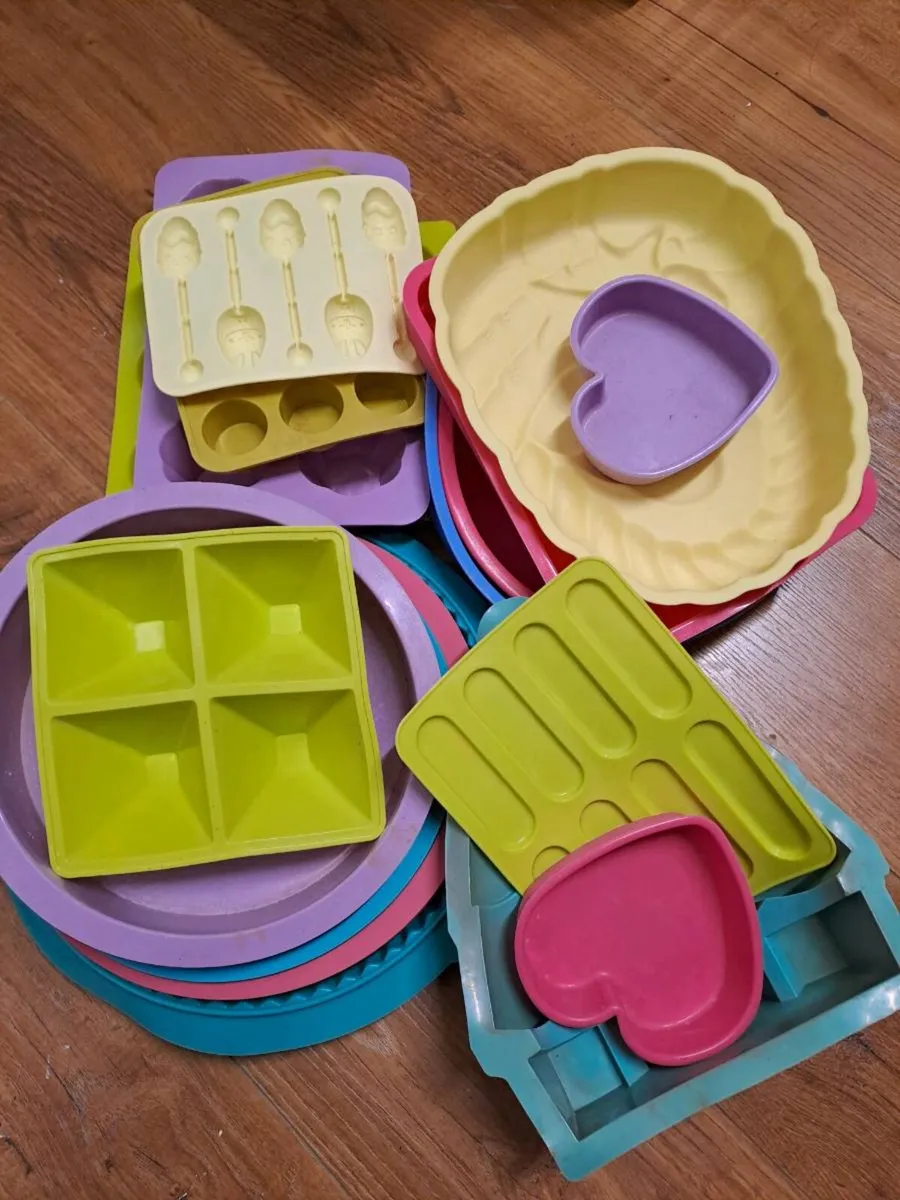 17 pc baking moulds - Image 1