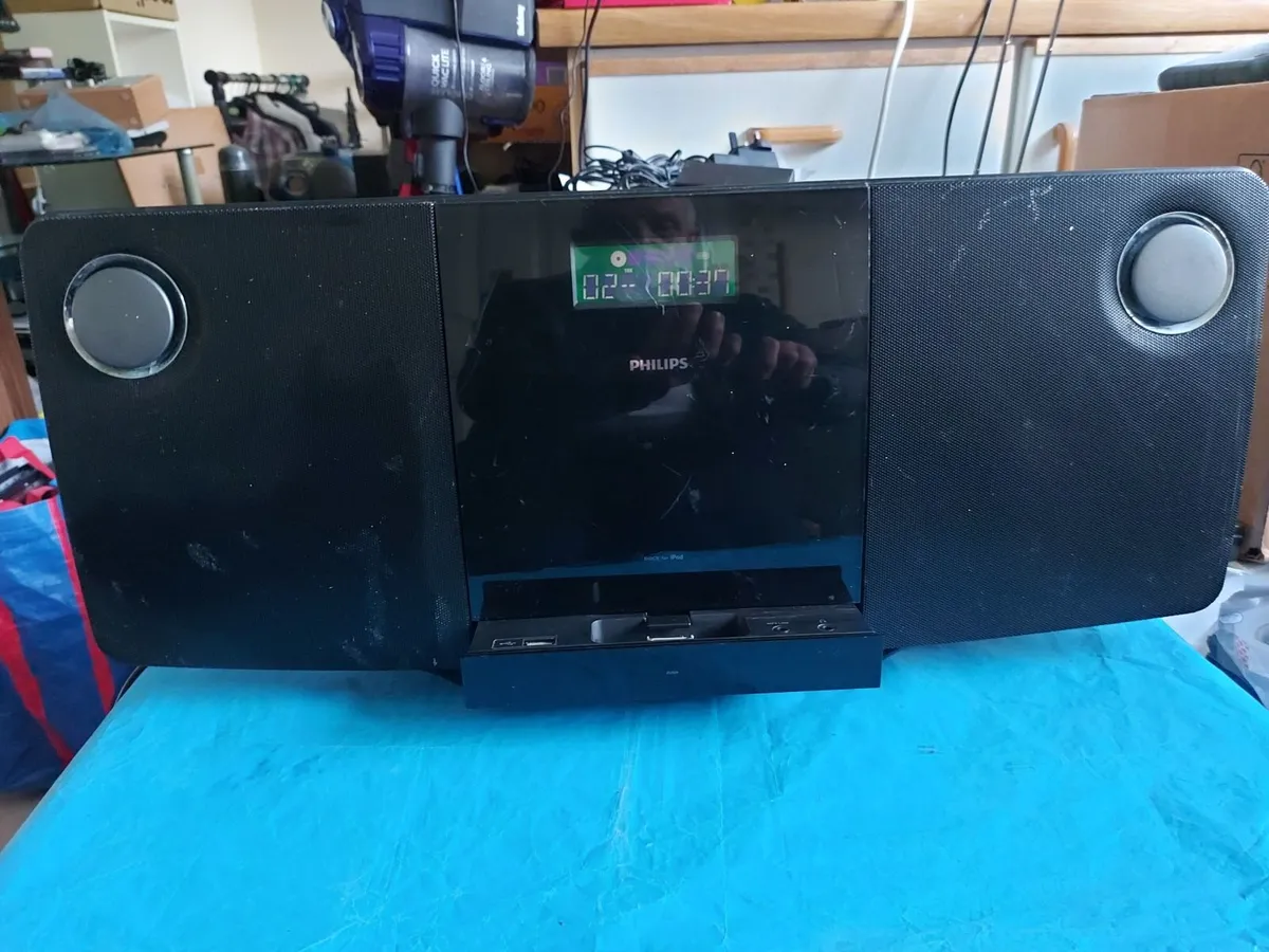 Phillips Micro Stereo System, Radio, CD, Ipod, USB - Image 1