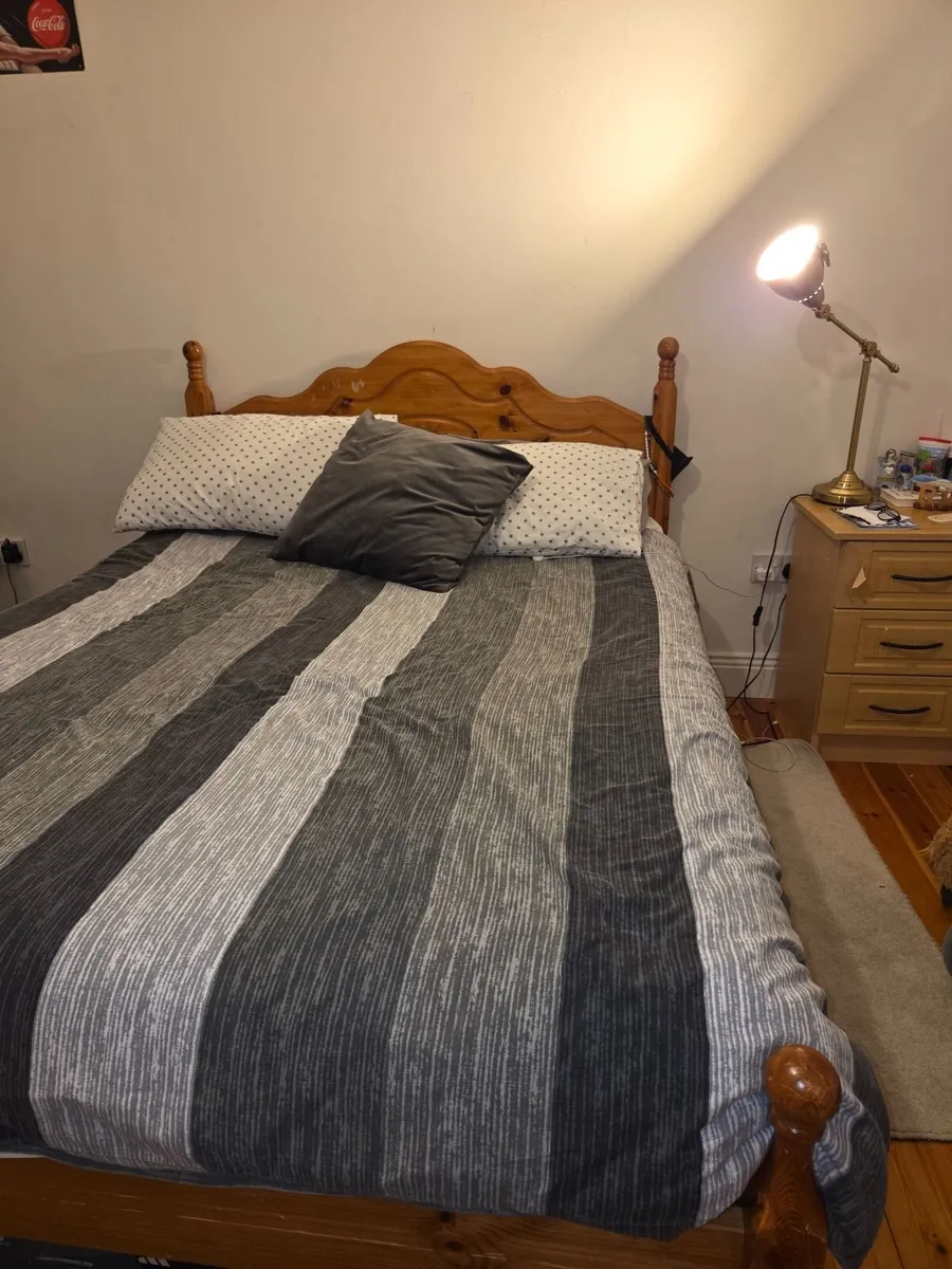 Double bed and lockers x 2 - Image 2