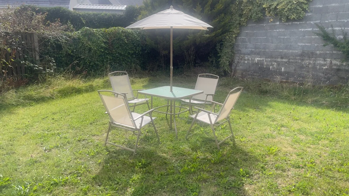 Glass Table, 4 Folding Chairs & Parasol 🆕 - Image 1