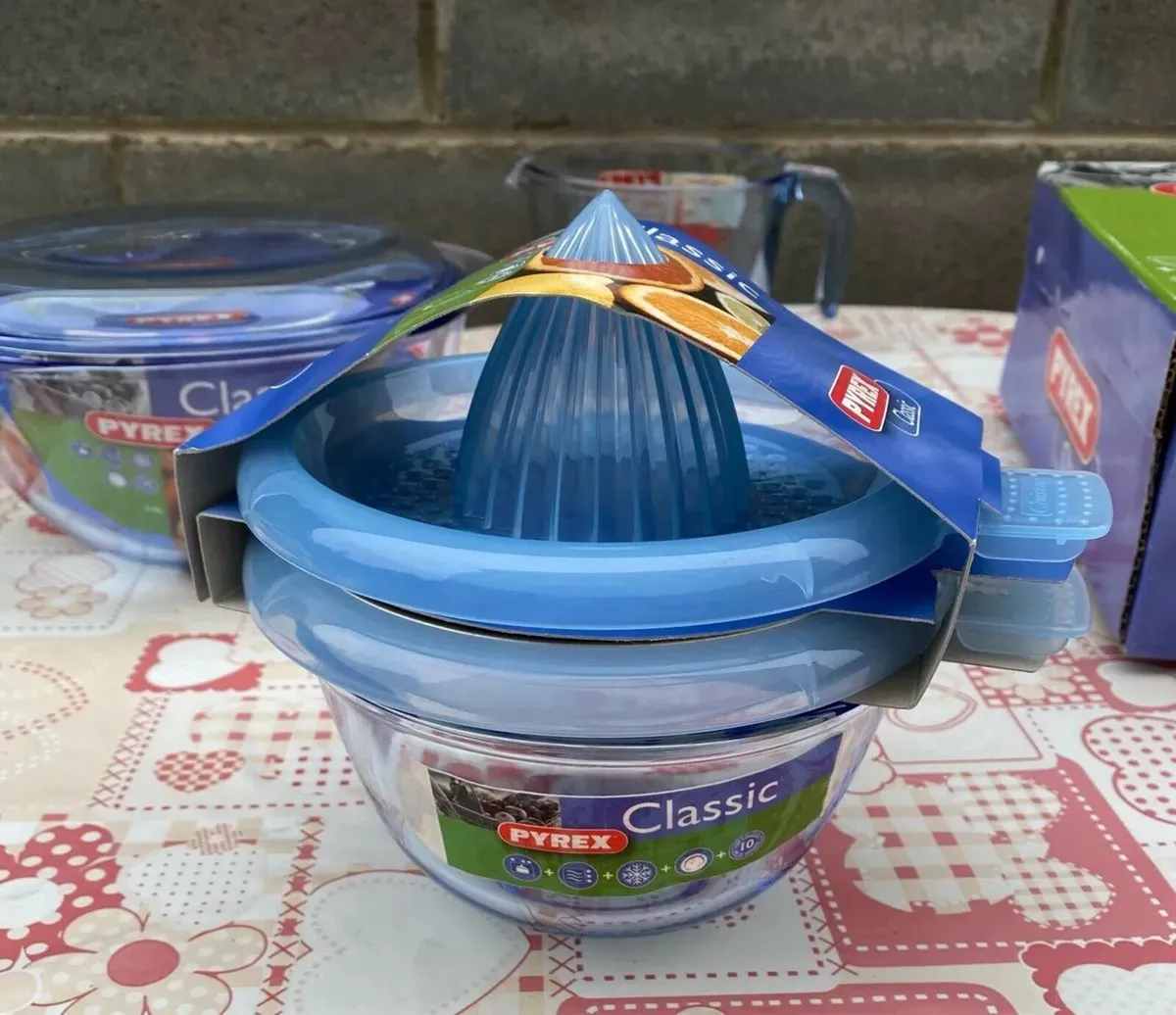 BRAND NEW Glass Pyrex Bowl with squeeze juicer lid - Image 1