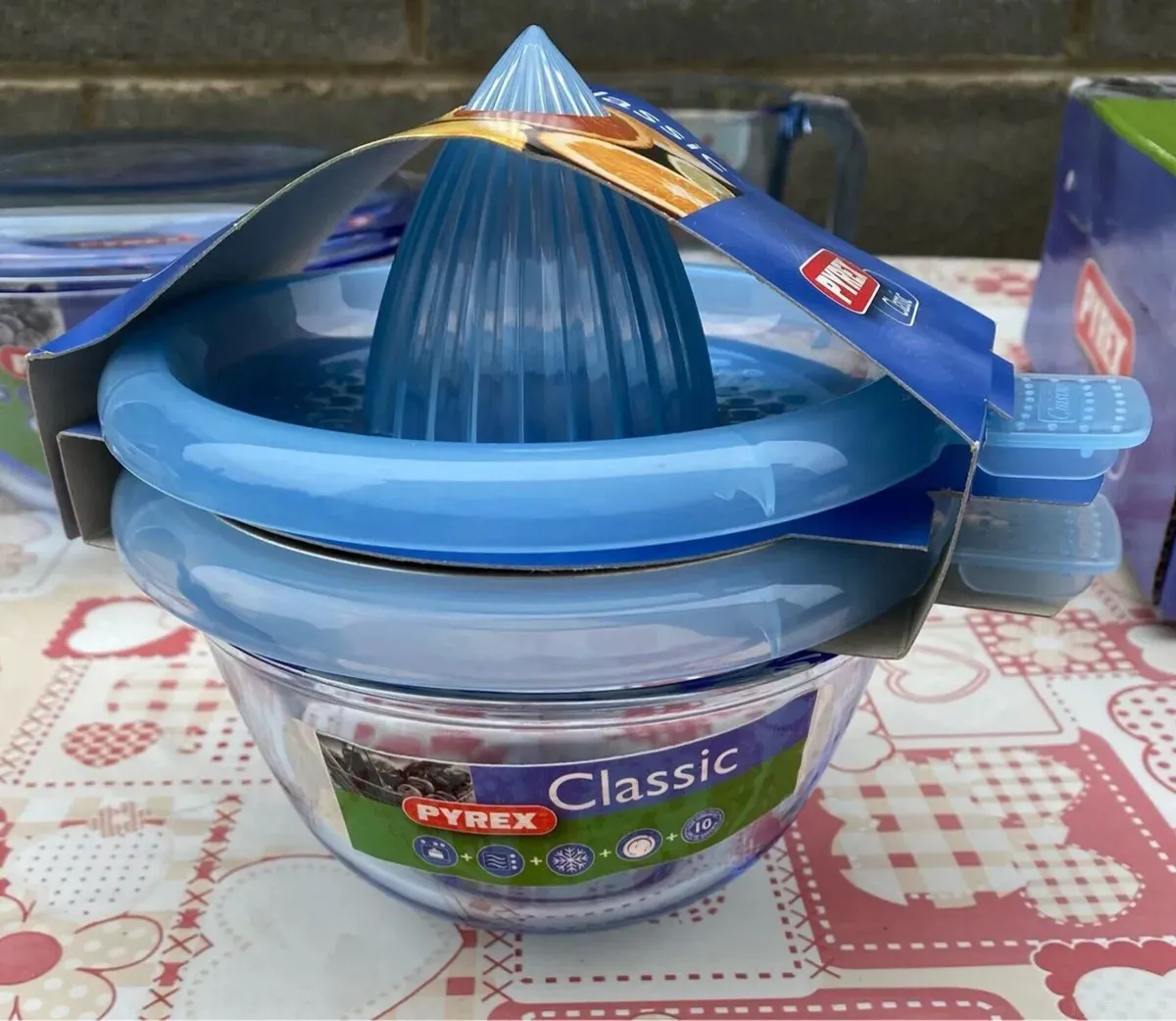BRAND NEW Glass Pyrex Bowl with squeeze juicer lid - Image 2