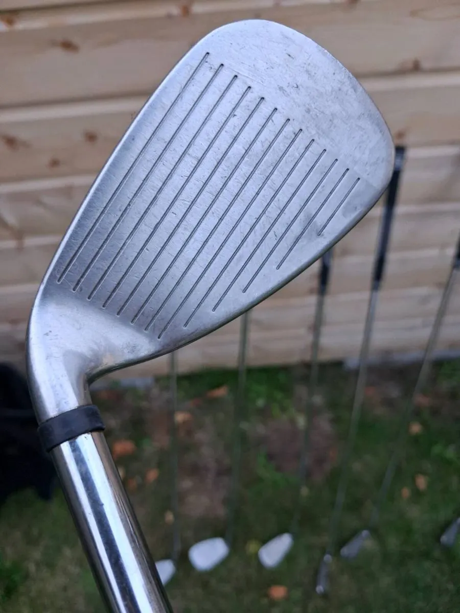 Wilson Staff Di7 Iron Set (4–SW) + Callaway Stand - Image 4