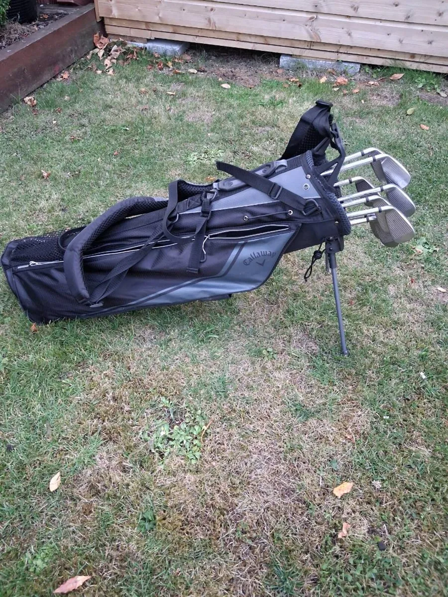 Wilson Staff Di7 Iron Set (4–SW) + Callaway Stand - Image 2