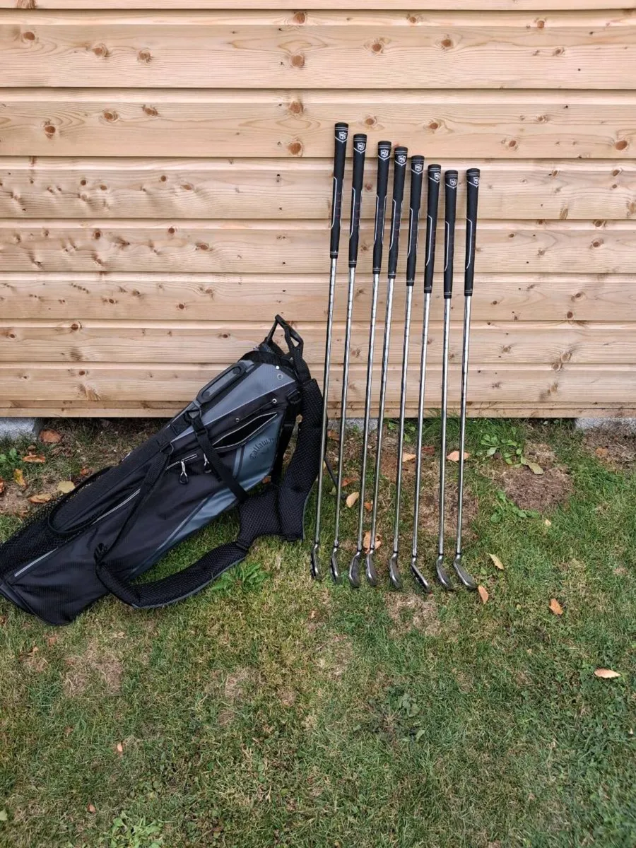 Wilson Staff Di7 Iron Set (4–SW) + Callaway Stand - Image 1