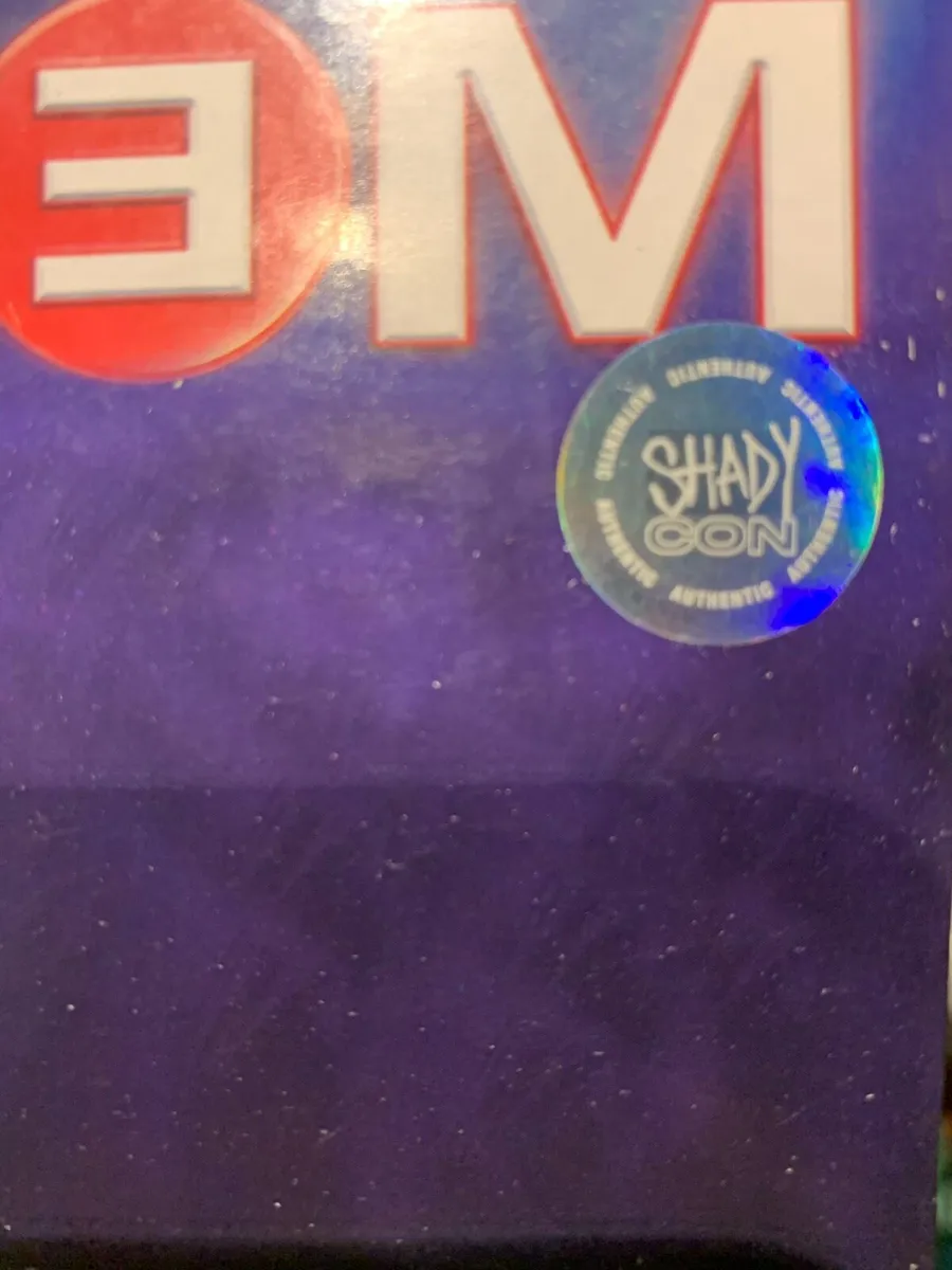 Eminem figure and trading card - Image 4