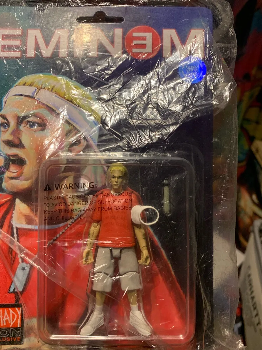 Eminem figure and trading card - Image 1
