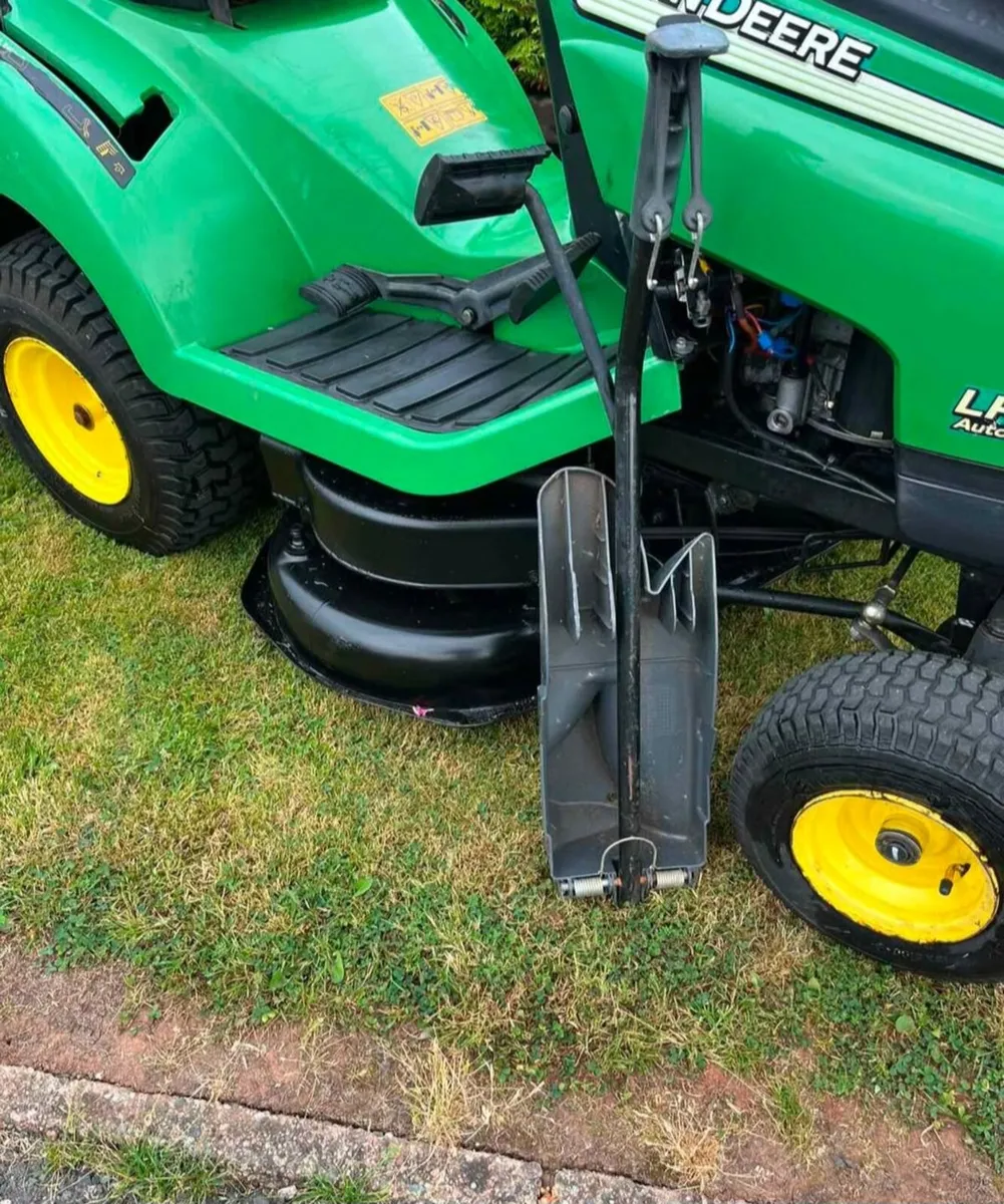John deere petrol ride on lawnmower - Image 1