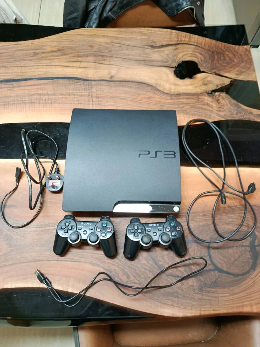 PS3 –2 Controllers + 6 Games - Image 2