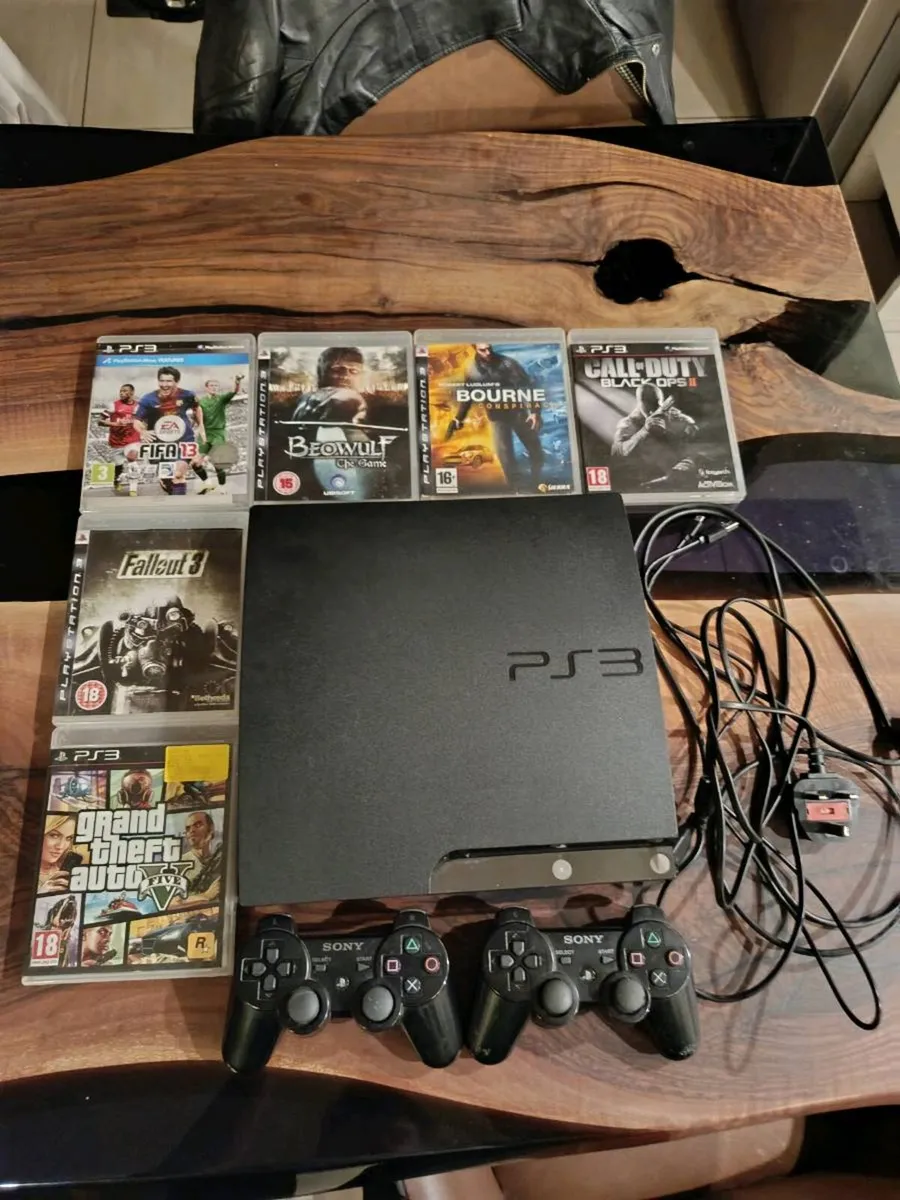 PS3 –2 Controllers + 6 Games - Image 1