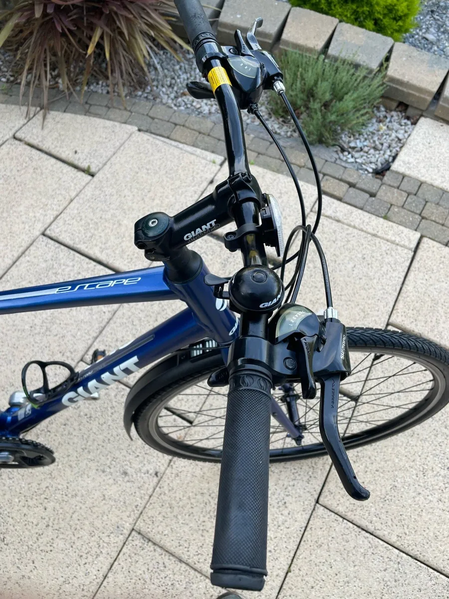 Giant Escape 3 hybrid bike - Image 2