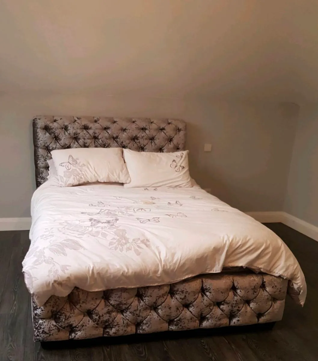 King size bed - Image 1