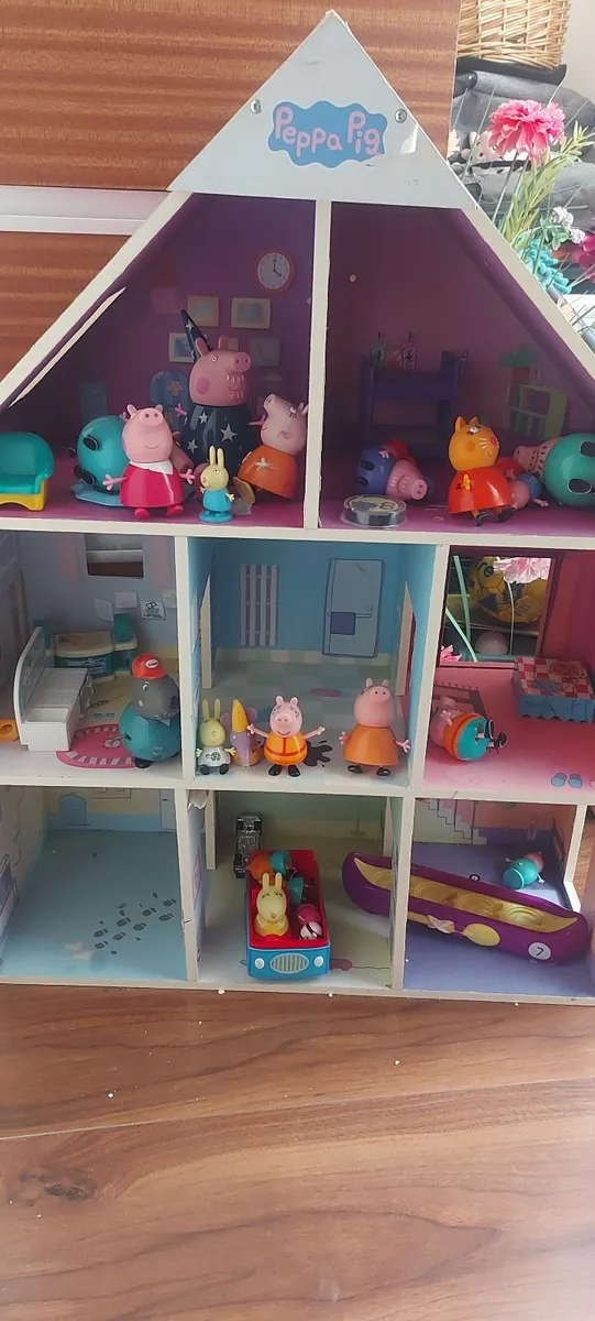 Peppa pig house plus characters