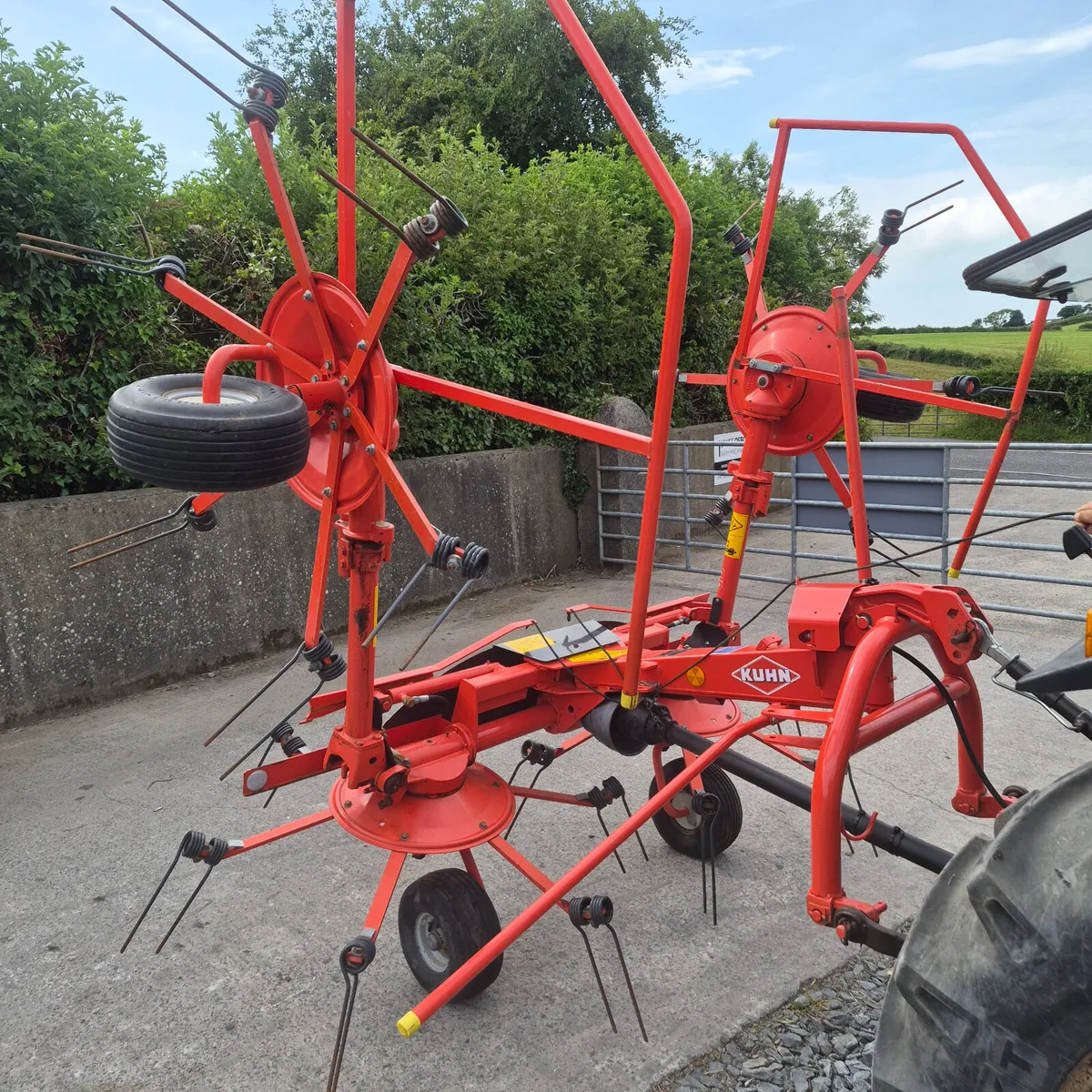 Kuhn GF502 Digidrive Tedder - Image 4