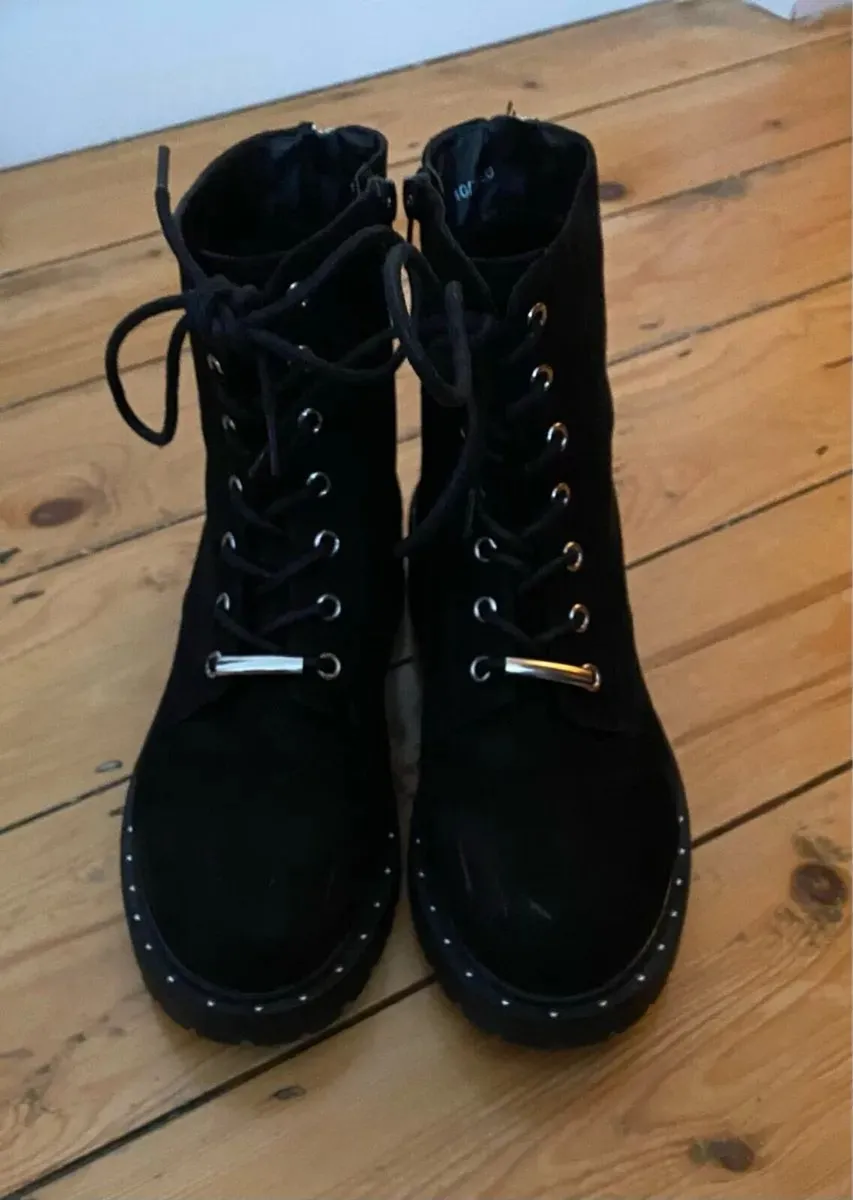 Ladies Schuh Black Suede Ankle Boots, Size 40 / 7 - Image 1