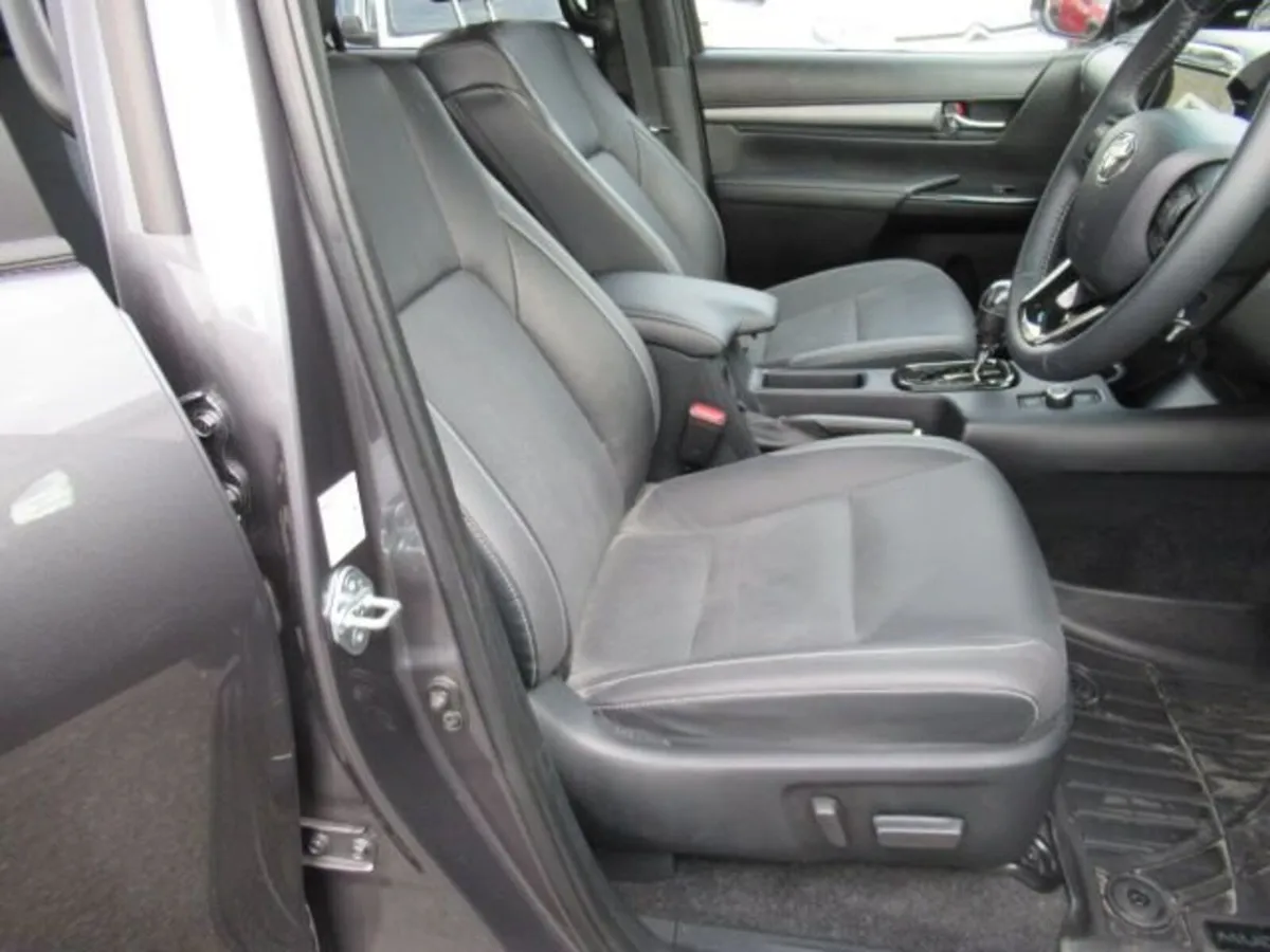 2.8 D-4D-h Invincible X Pickup 4dr Diesel Hybrid A - Image 3