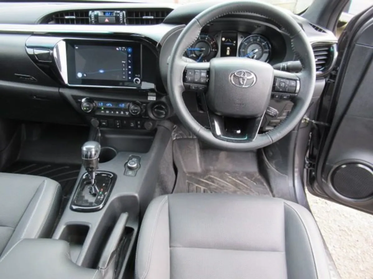 2.8 D-4D-h Invincible X Pickup 4dr Diesel Hybrid A - Image 4