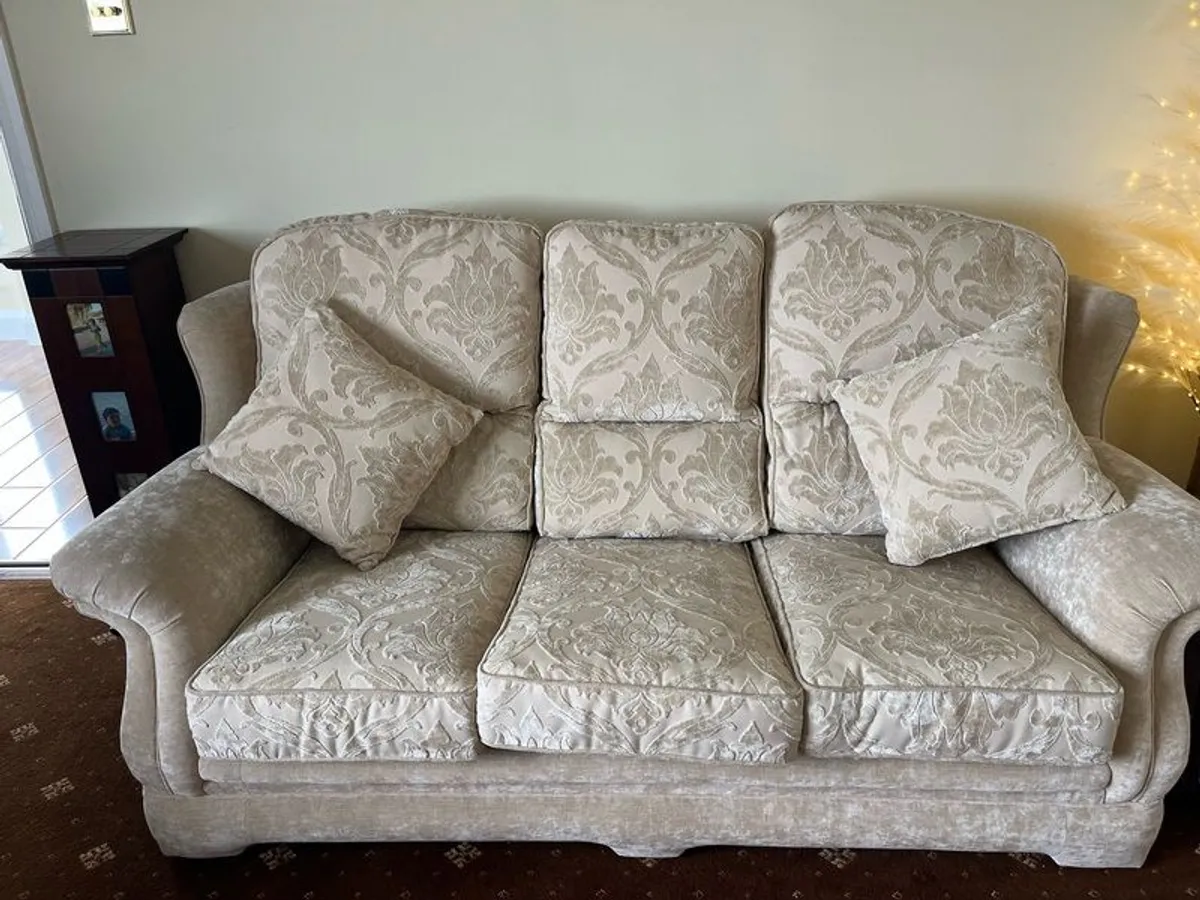 Queen Ann couch - Image 3
