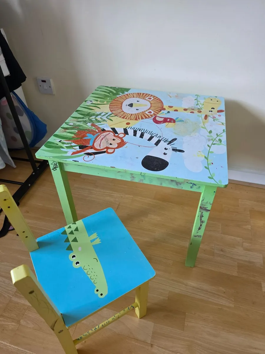 Kids table - Image 1