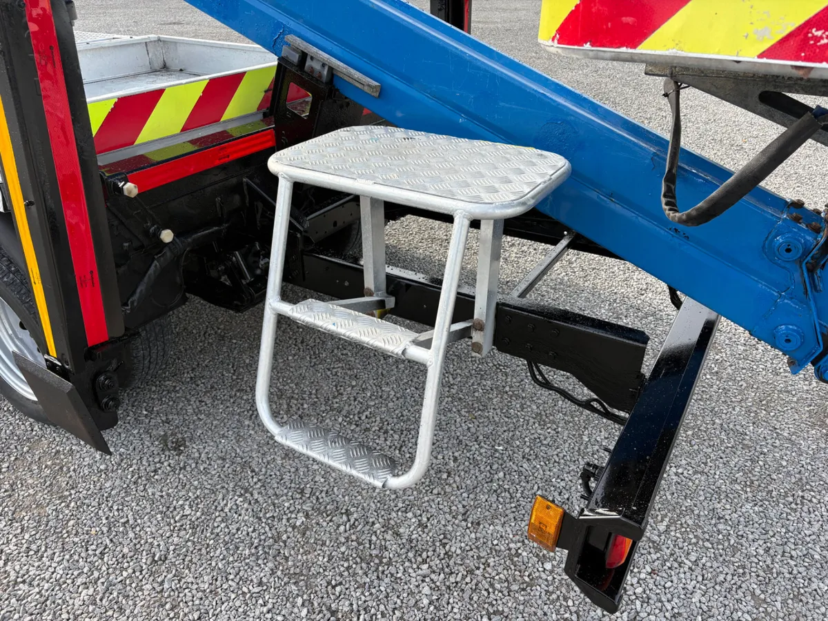 2017 Nissan Cabstar NT400 20M Cherry picker - Image 4