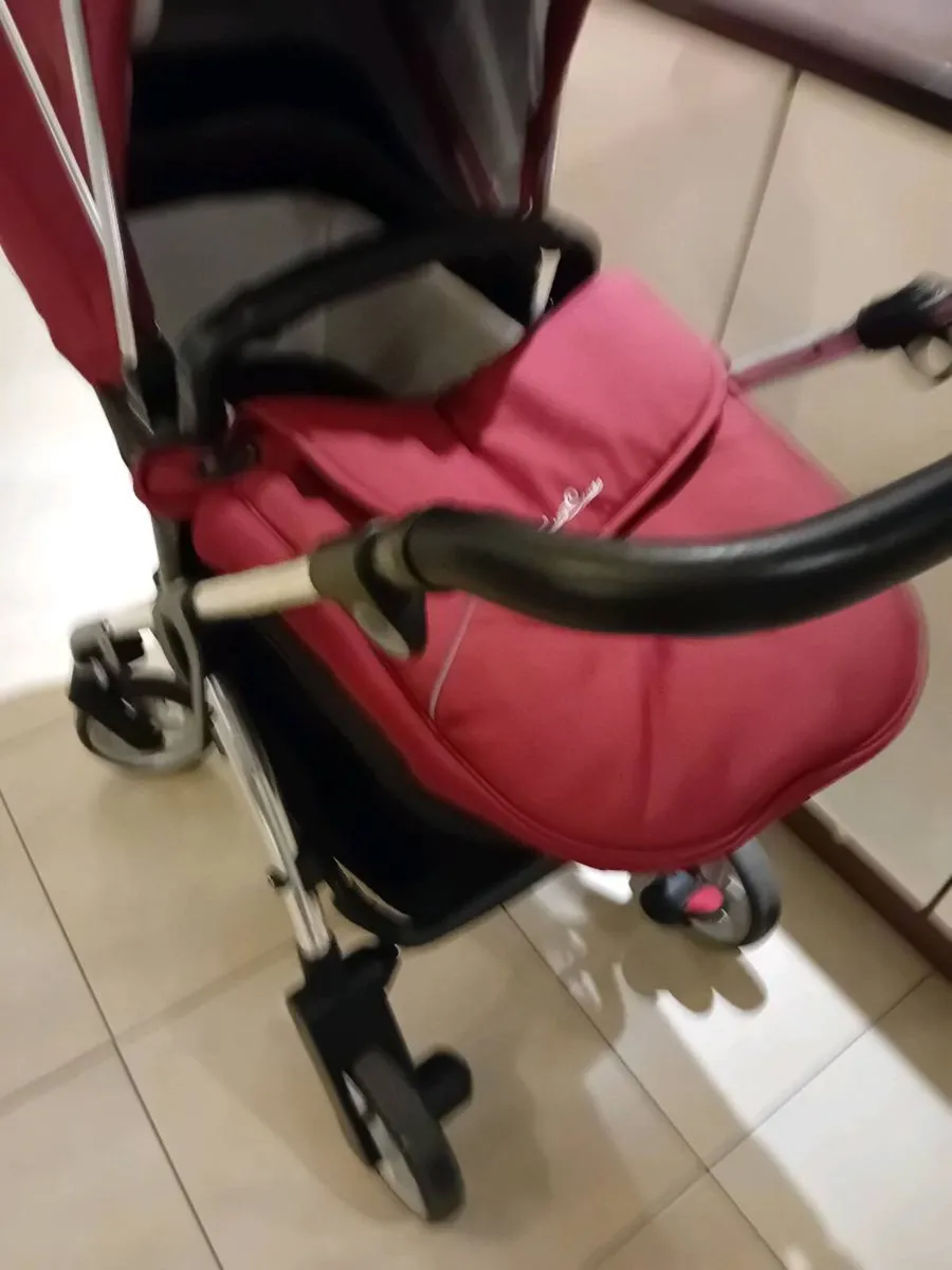 SILVER CROSS BABYS PRAM     WITH RAIN COVERS - Image 2