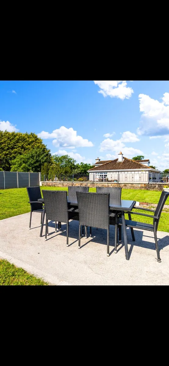 Garden table and 6 matching chairs - Image 1