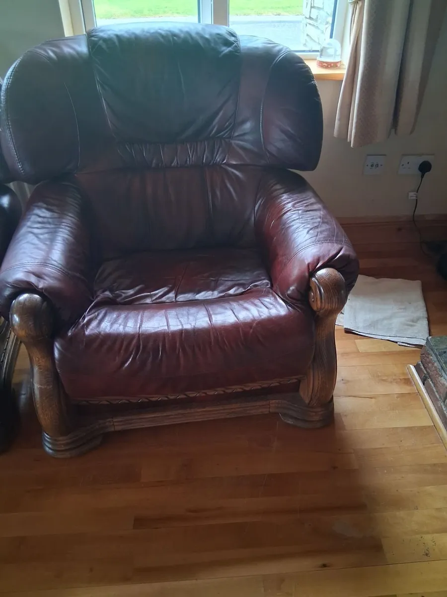 Couch and two chairs 3,1,1 - Image 4