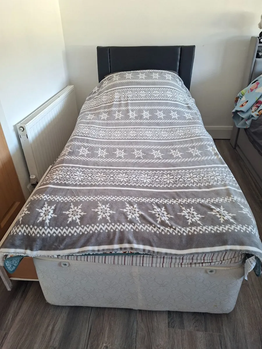 Single bed - Image 1