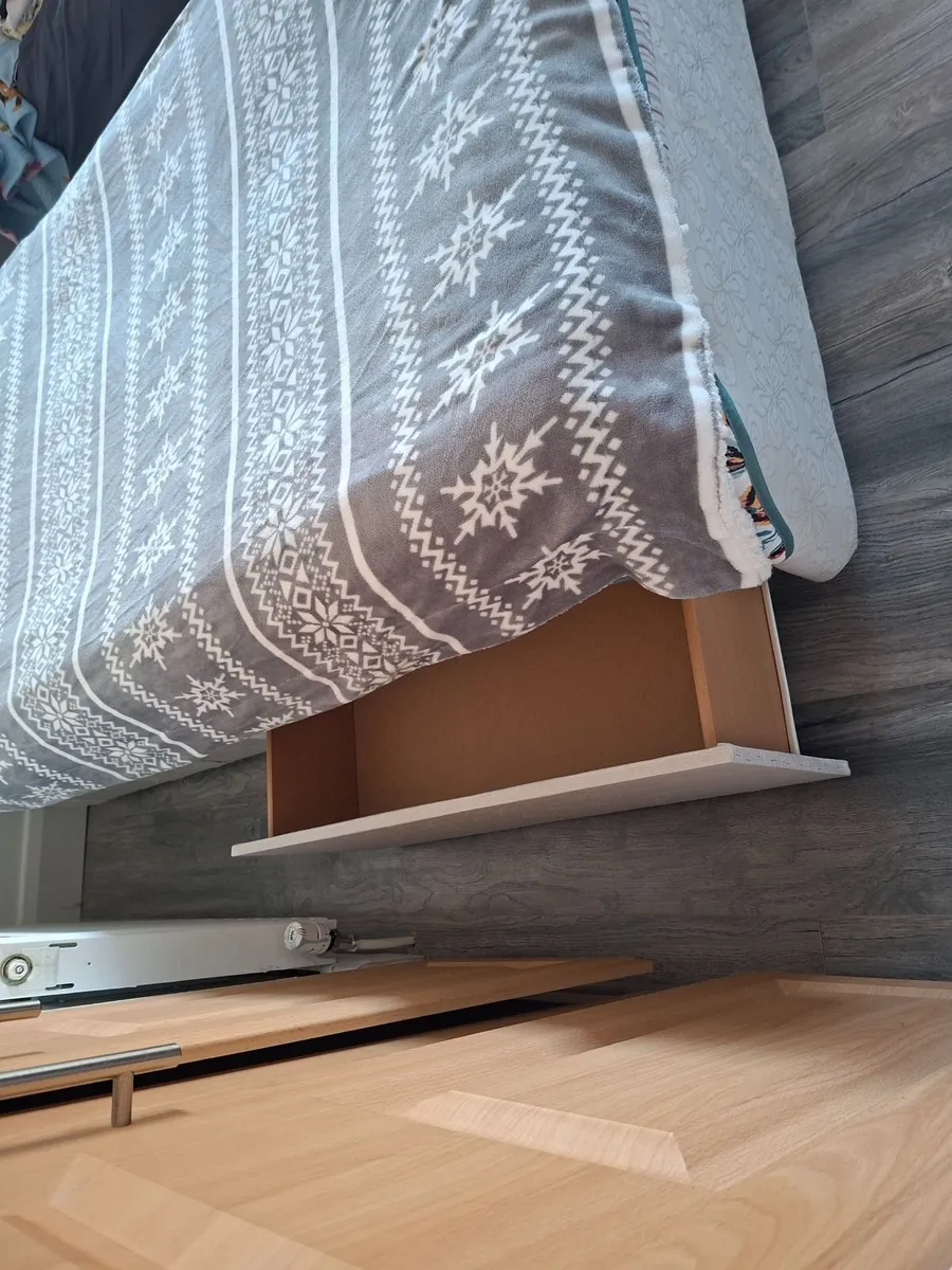 Single bed - Image 2