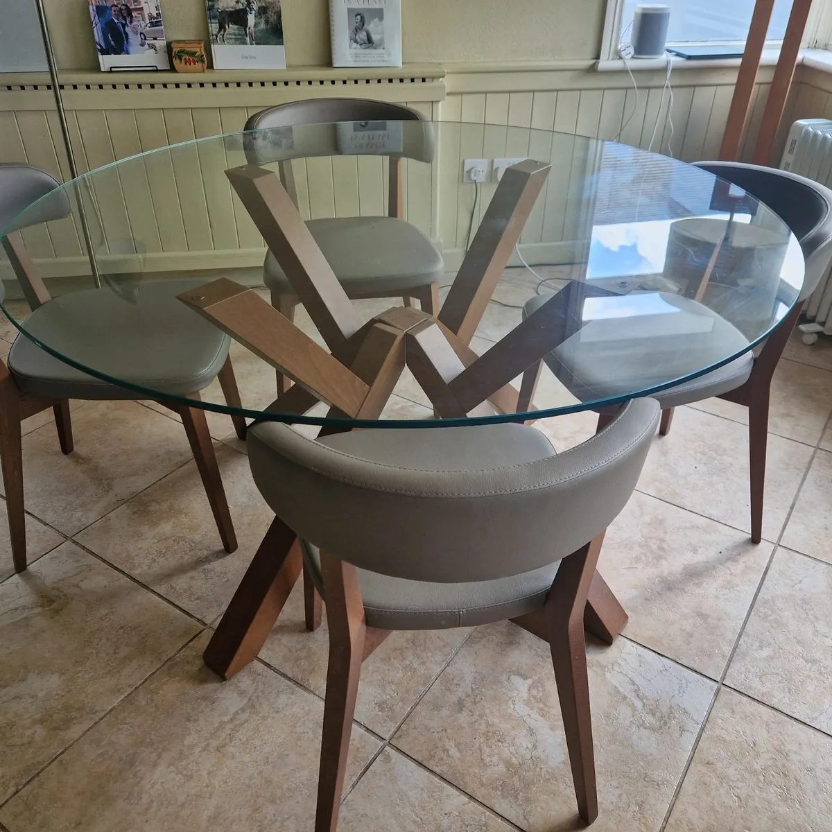Furnituredining table and chairs - Image 1