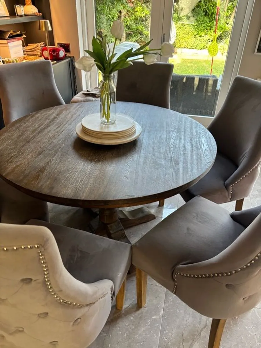 Dining table with 6 grey velvet chairs - Image 2