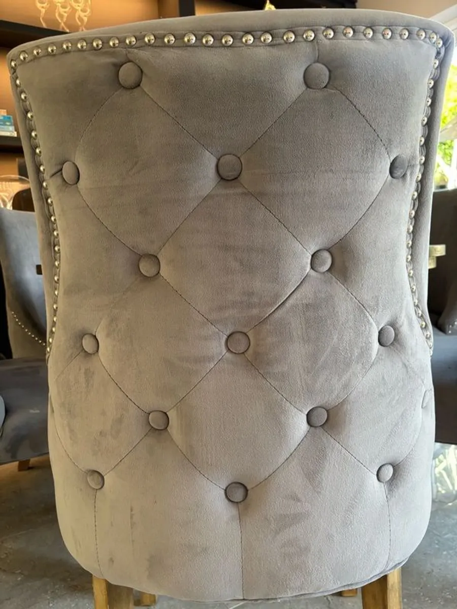 Dining table with 6 grey velvet chairs - Image 3