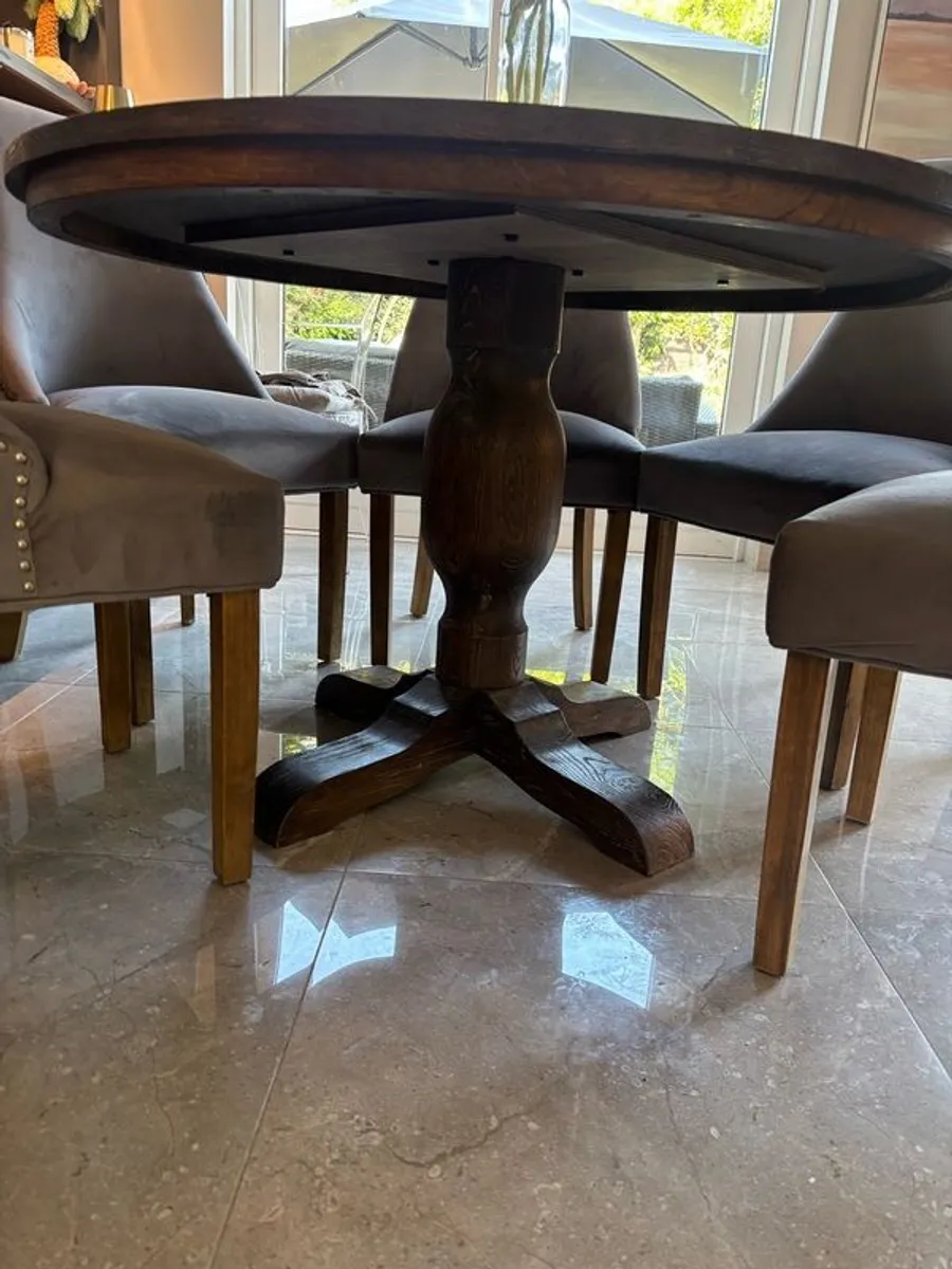 Dining table with 6 grey velvet chairs - Image 4