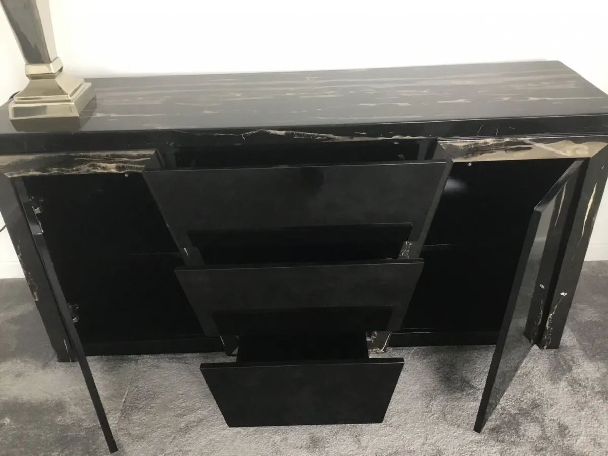 EVERYTHING €1,100 LOUNGE & DINING FURNITURE - Image 2
