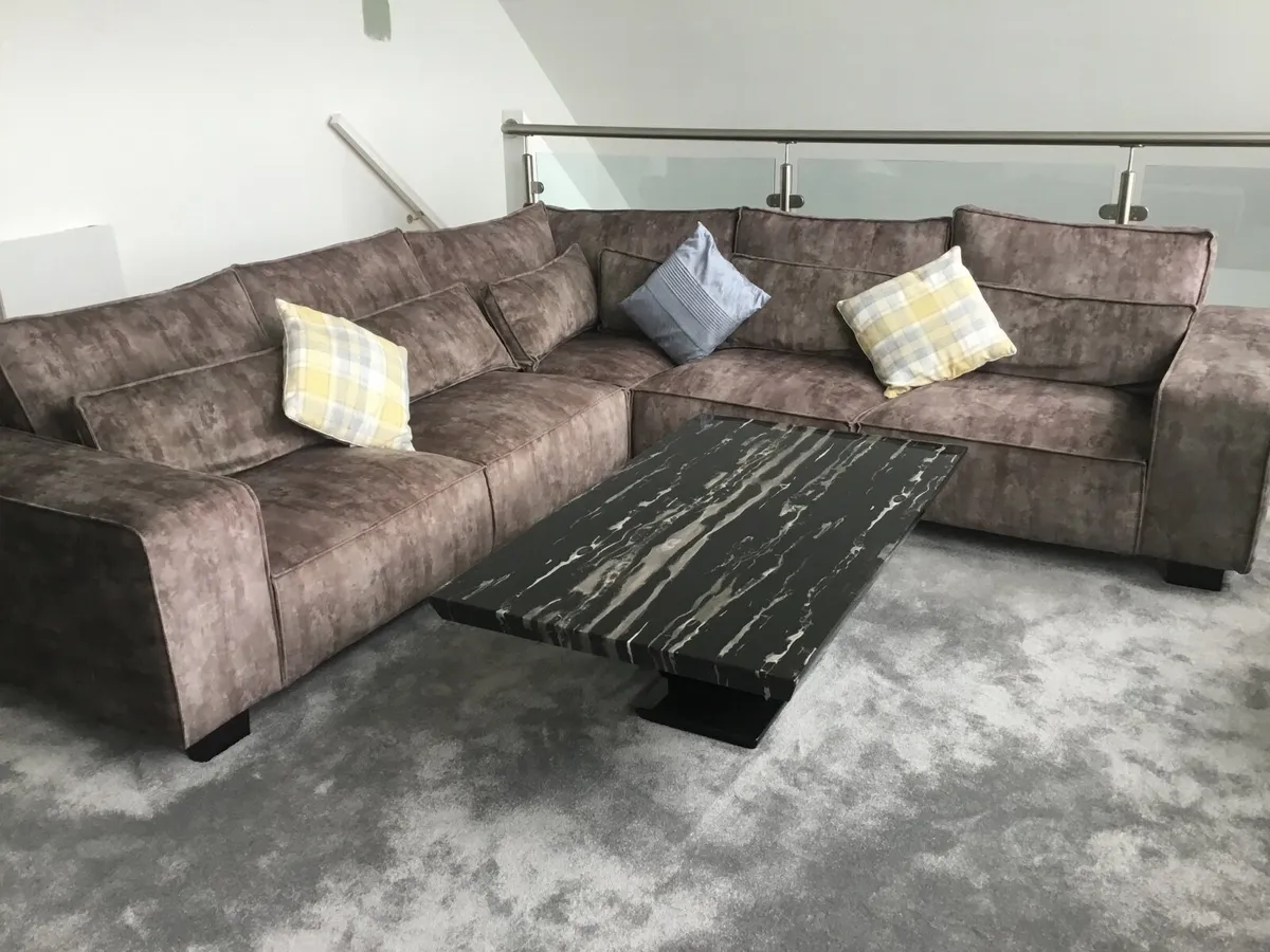 EVERYTHING €1,100 LOUNGE & DINING FURNITURE - Image 3