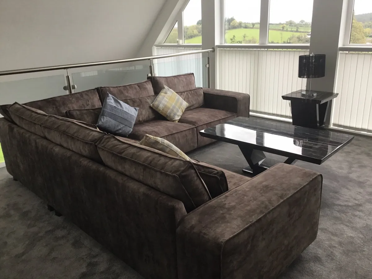 EVERYTHING €1,100 LOUNGE & DINING FURNITURE - Image 1