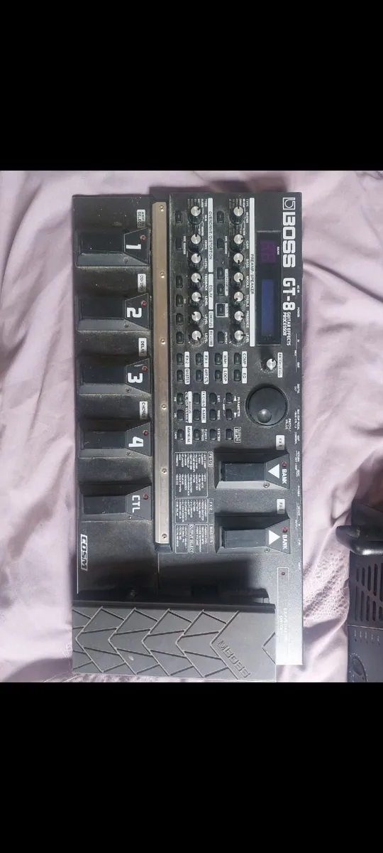 Guitar effects pedal board, speakers - Image 1