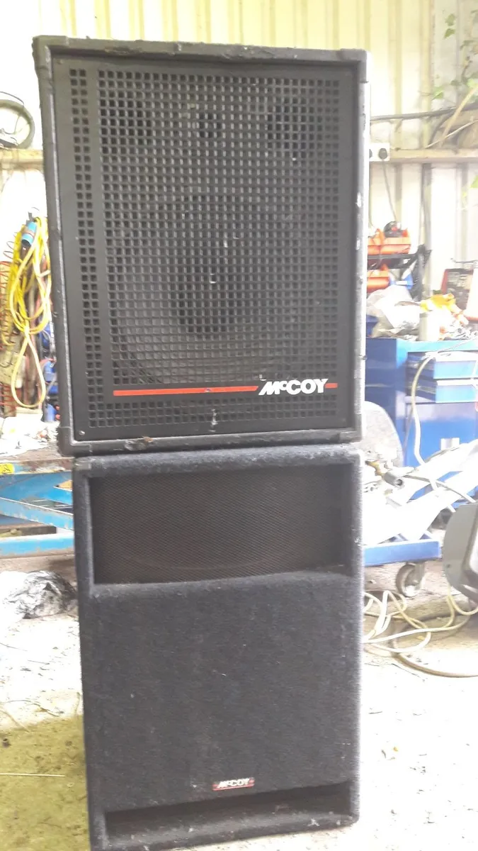 Guitar effects pedal board, speakers - Image 3