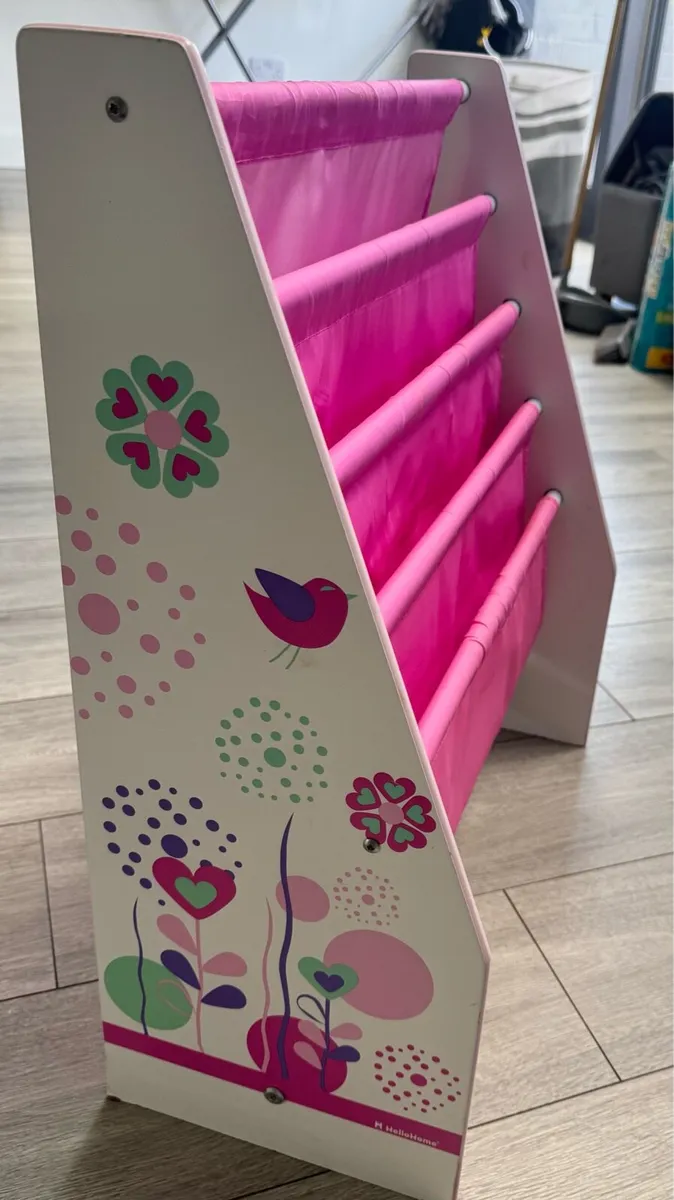 Girls library/book display - Image 1