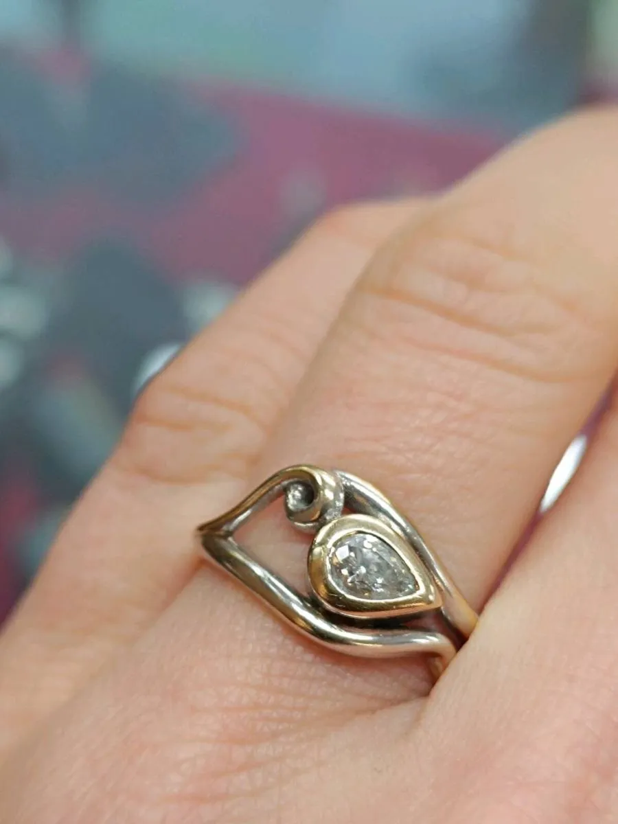 18k Gold Drop Shaped Diamond Ring, Contemporary - Image 2