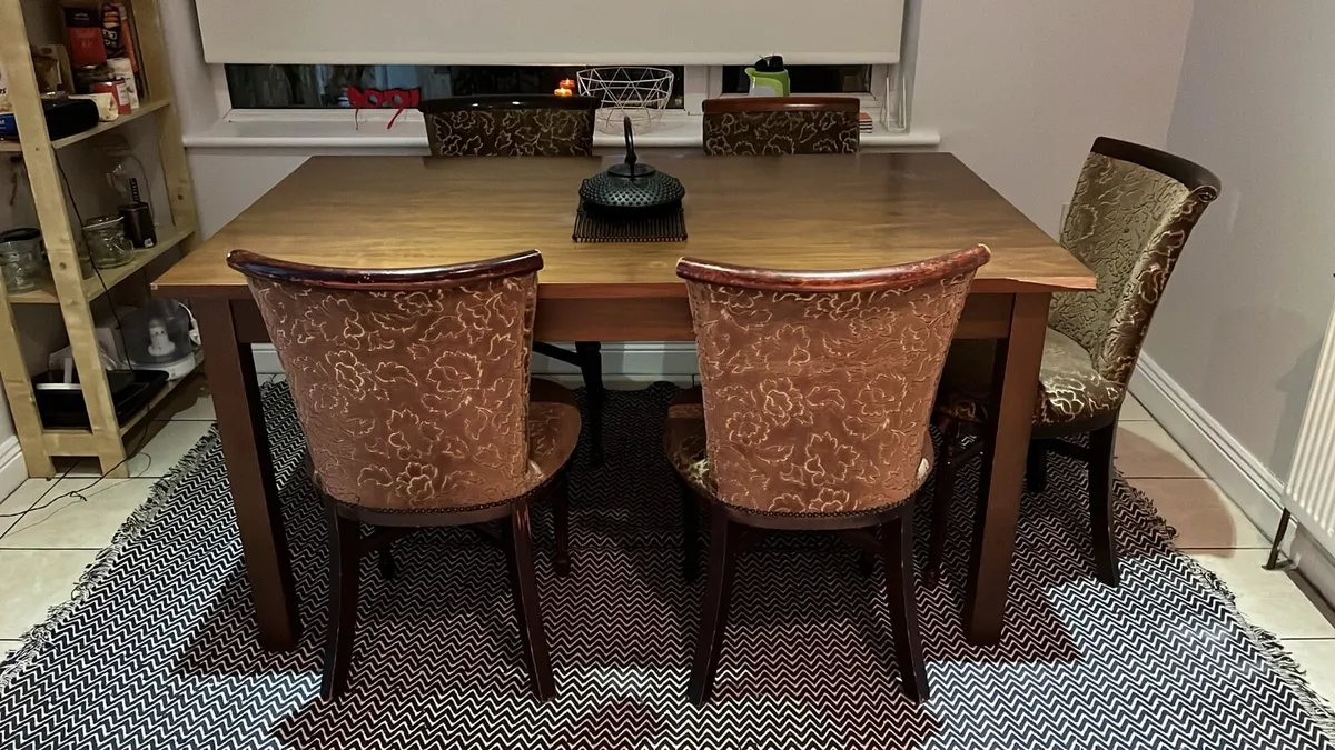 Table and chairs - Image 1