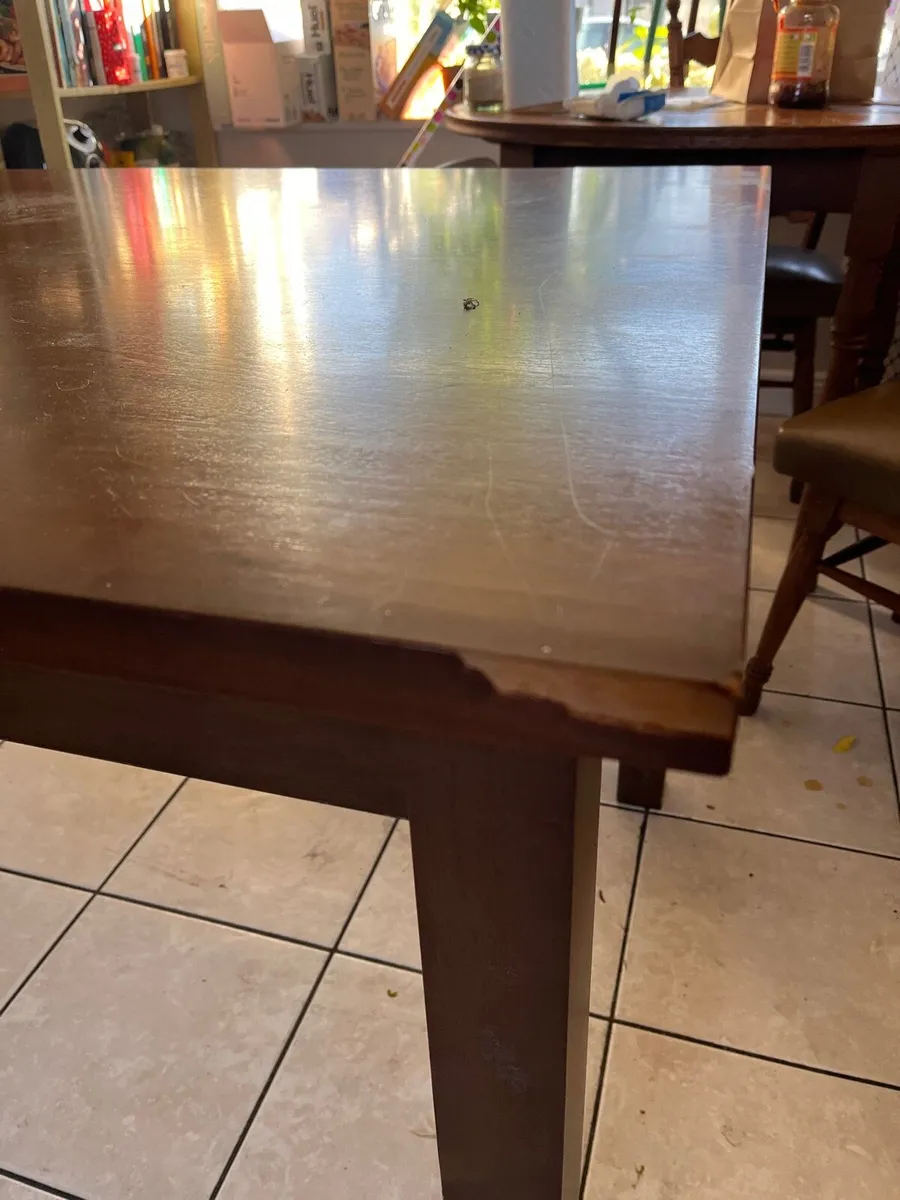 Table and chairs - Image 2
