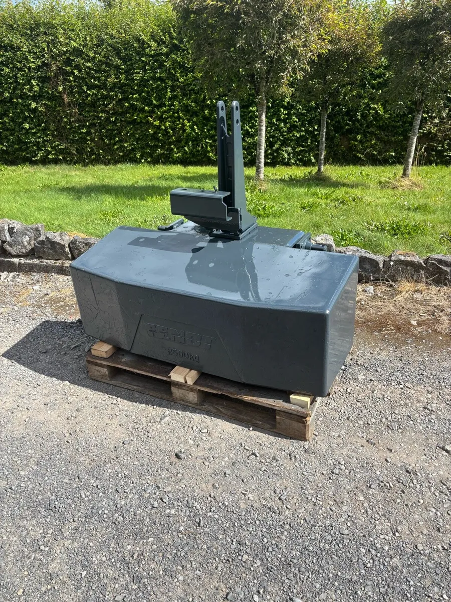 **2500kg** Fendt weight - Image 1